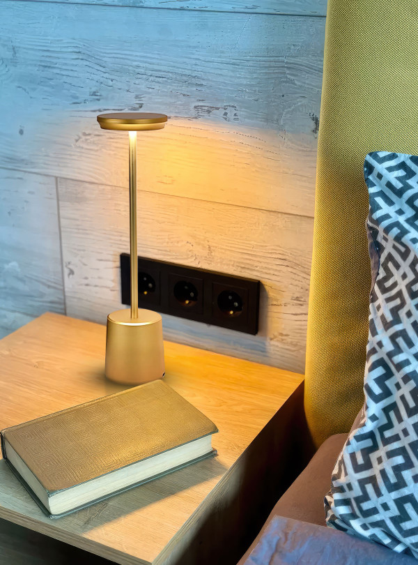 <b>OnePro</b> • Сенсорная лампа ночник с usb зарядкой на аккумуляторе в спальню / led лампа настольная с аккумулятором Золотой