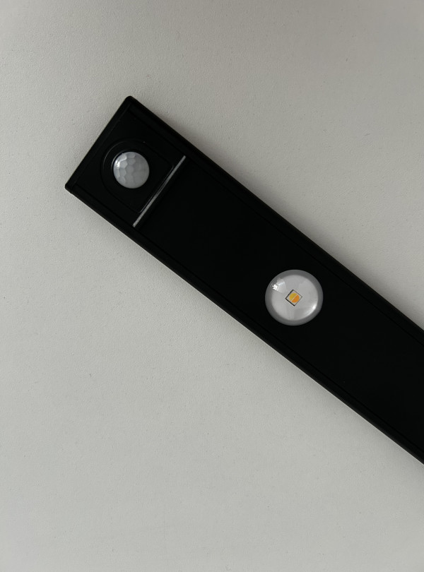 <b>OnePro</b> • Светодиодная лампа с аккумулятором / led светильник с датчиком движения для кухни, ванной 40см Черный